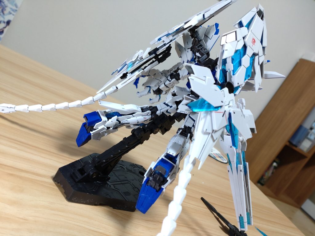 アームドアーマーDEが2個もあるおかげで、後ろ姿がかなりボリューミーです。個人的なお気に入りショットです。