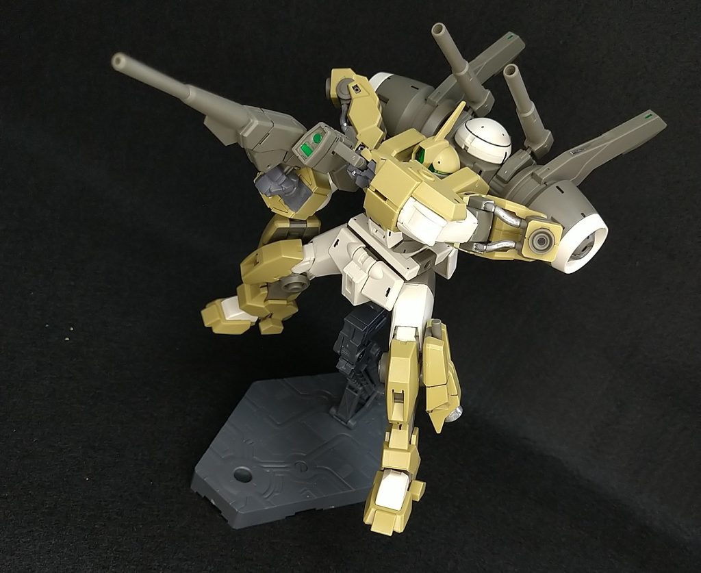 ウェザリングしようか迷いましたが、ストーリー上も新しい機体なのでスミ入れまでとしました。