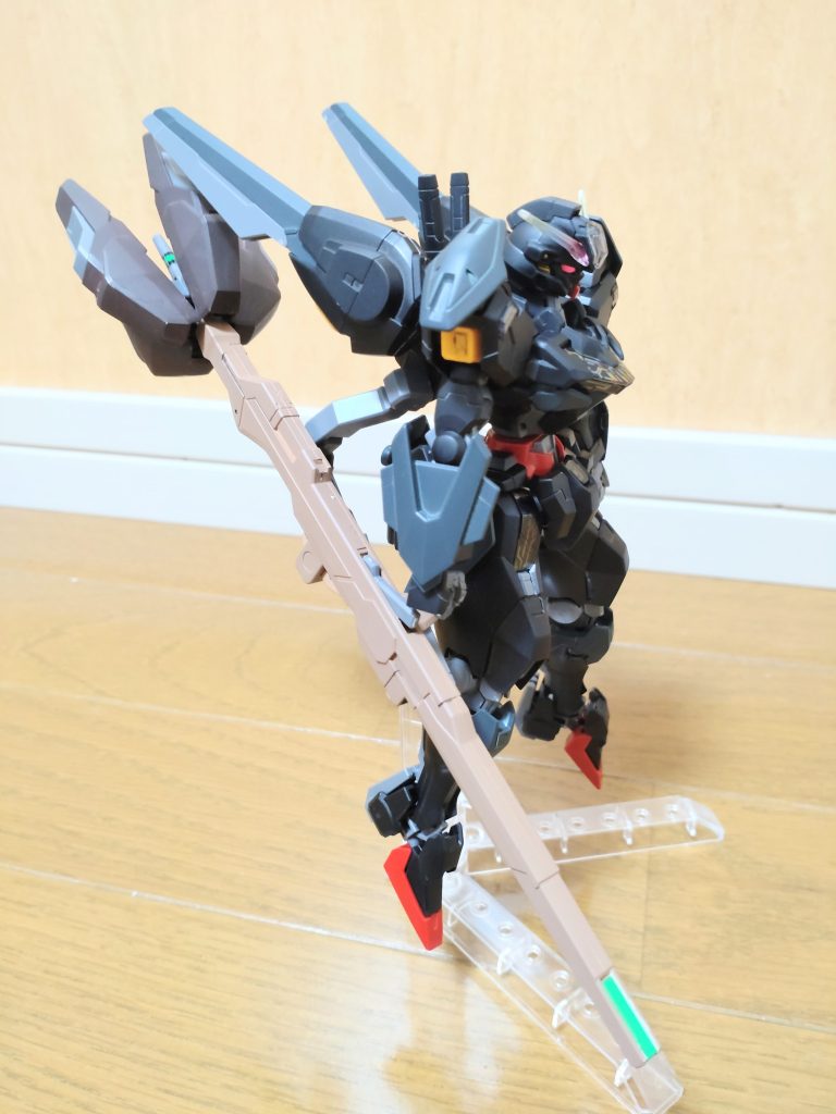 魔女はやっぱりほうき🧹ですよね。アクセントで靴は成形色よりもド派手な赤にしてあります。やはり魔女とはいえオシャレは欠かせません。