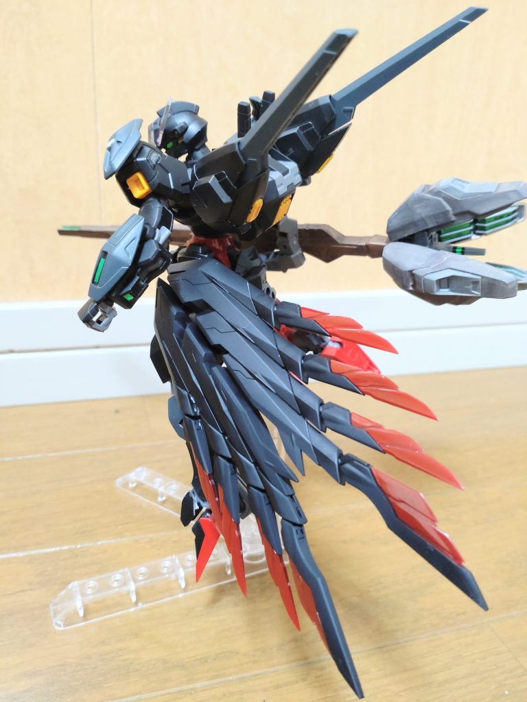 腰回りに翼を追加、片翼だと某RPGのデッカい刀持ったキャラみたいですね。