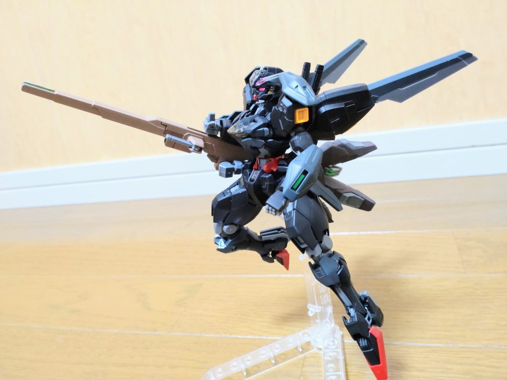 個人的には、コイツに猫かカラスのエンブレムつけたいところですね。今度もう１つ買ってきて、隣に白い普通のキャリバーン置こうと思ってます。