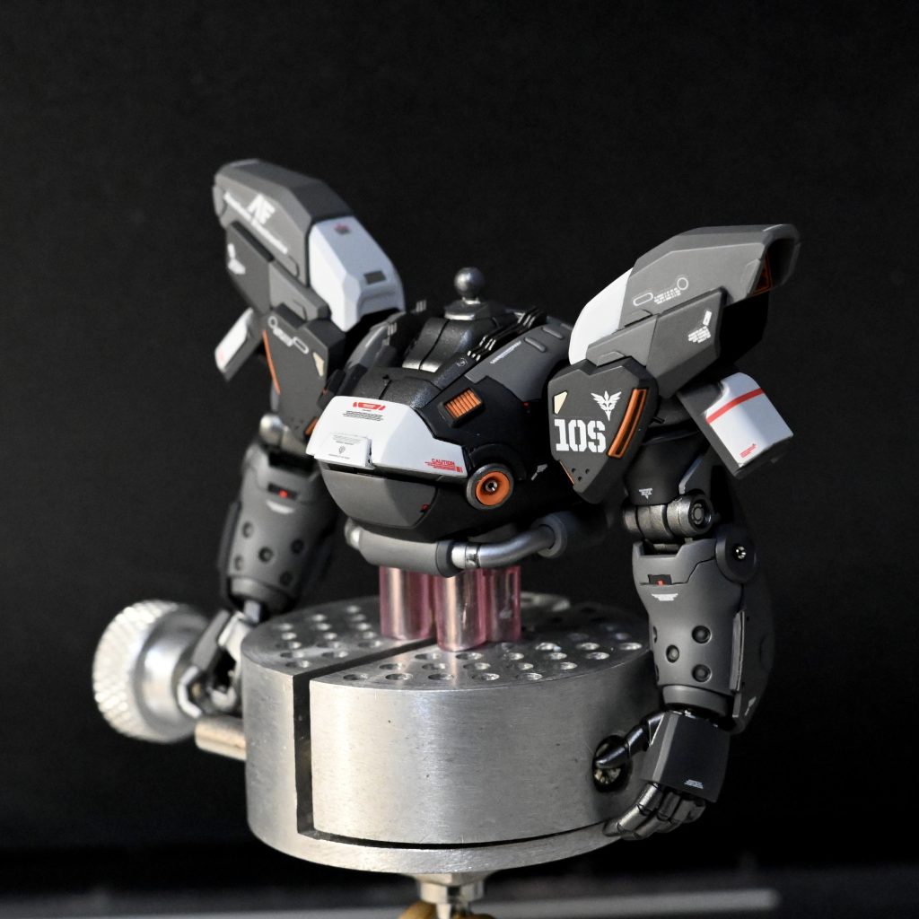 胴はプラ板整形に加えて、胸部のダクトを削り落とし市販のものに置き換えたほか、首元のパイプは削り落とし、自作したフィンを埋設しています。