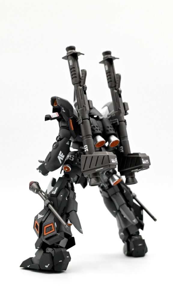 漢は背中で語る…！！ということで、バーニアがしっかり主張されるよう、他よりもメタル感強目の塗装にしました。また差し色はマンダリンオレンジで各スラスターなどと共通にしました。