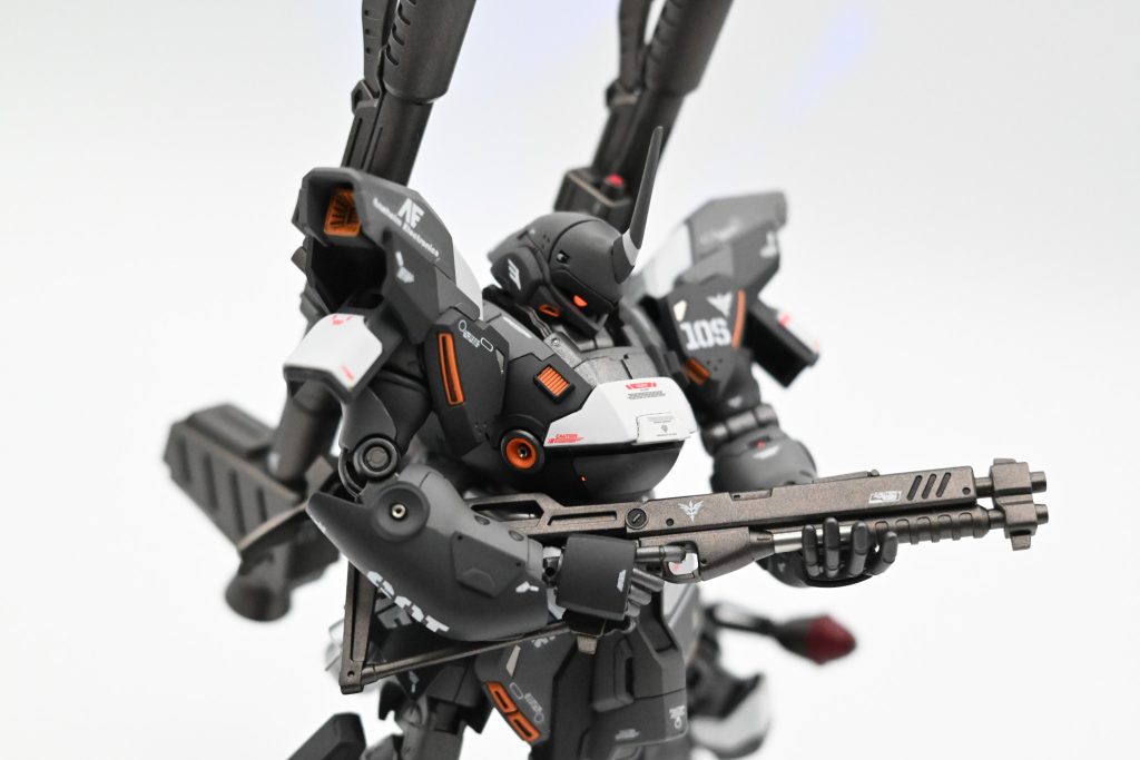 少しアップ気味で。この鋭角のヒサシから覗き込む鋭いモノアイが好きです。