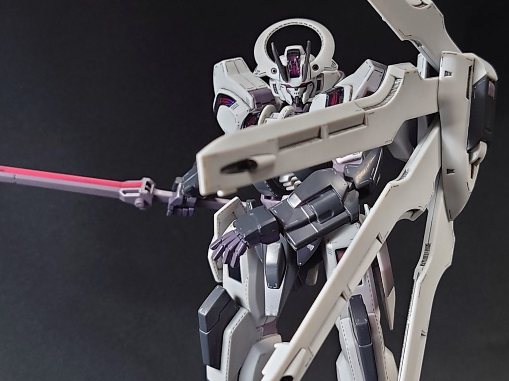 羽のような、マントのような、まぁそこは攻撃ビットステイヴ部分なので、なんとも言えないですが。