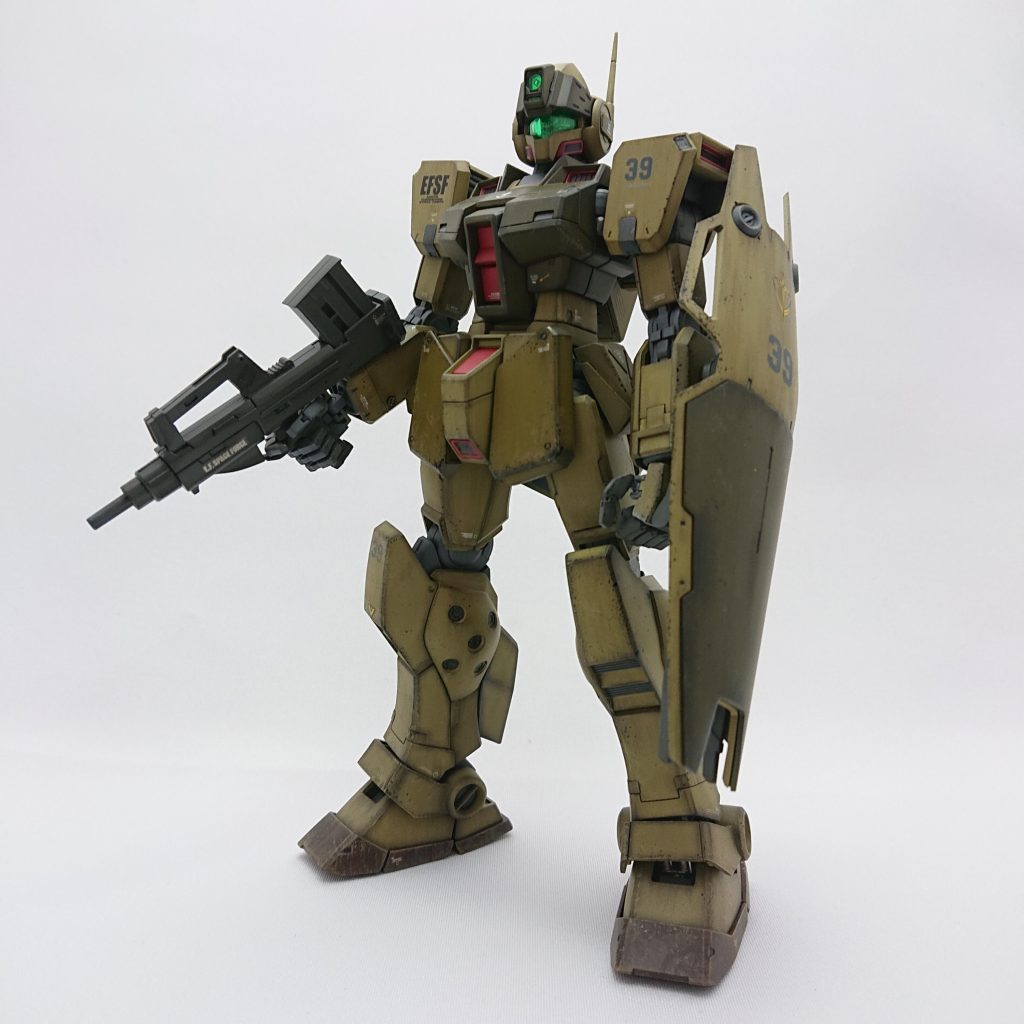 胸部:オリーブドラブ2、脚部:カーキ+セールカラー、ソール:レッドブラウン、腹部:あずき色、バーニア:チタンカラー、武器:タイヤブラック 塗装後の各エッジはウェザリングマスターで濃淡協調。最後はスポンジに水性アクリルの黒鉄色でエッジにトントン、タミヤのサンドカラー数色で汚し