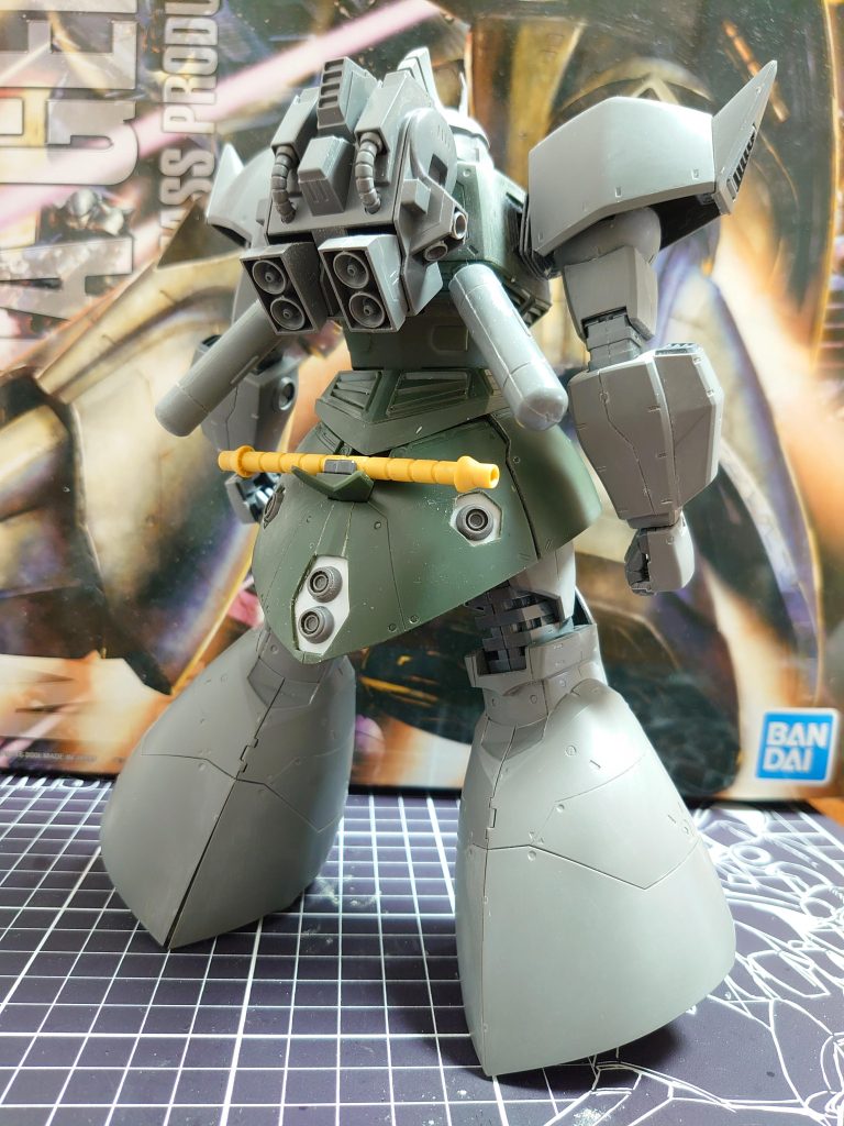 他キットから高機動バックパックを流用。市販パーツとプラ板でスカートを切り欠いてスラスター増設。プロペラントタンクはHGUCリックドムⅡのものを仕様しています。胸部装甲後方に接続するハードポイントを設けてます。