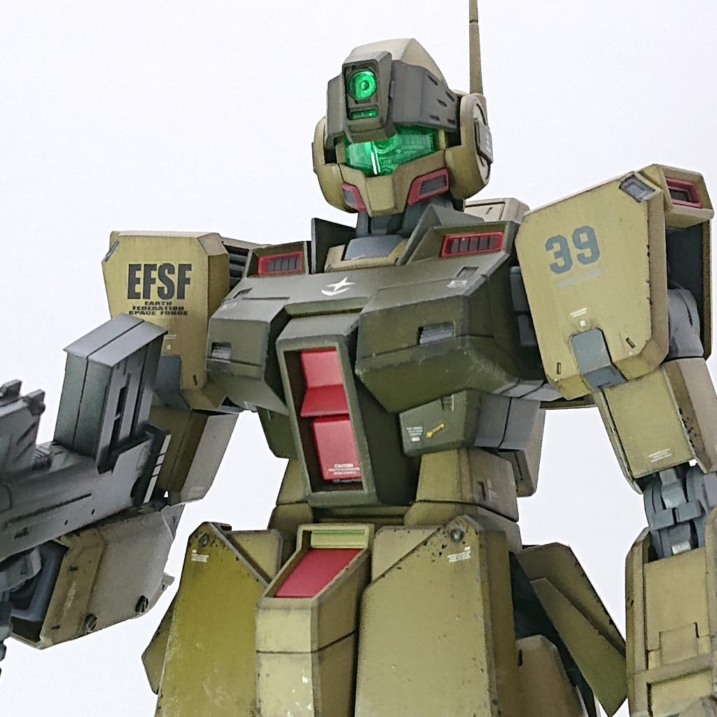 メインカメラ等のクリアグリーンパーツの内部パーツはチタンカラーの光沢がキレイだったので使用しました。腹部のレッドは暗めであずき色を使用しています。