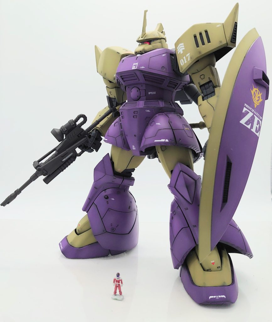 後のゲルググマリーネシーマカスタムに繋がるようなカラーリングです。パイロットフィギュアもシーマ様を意識して塗装しています。