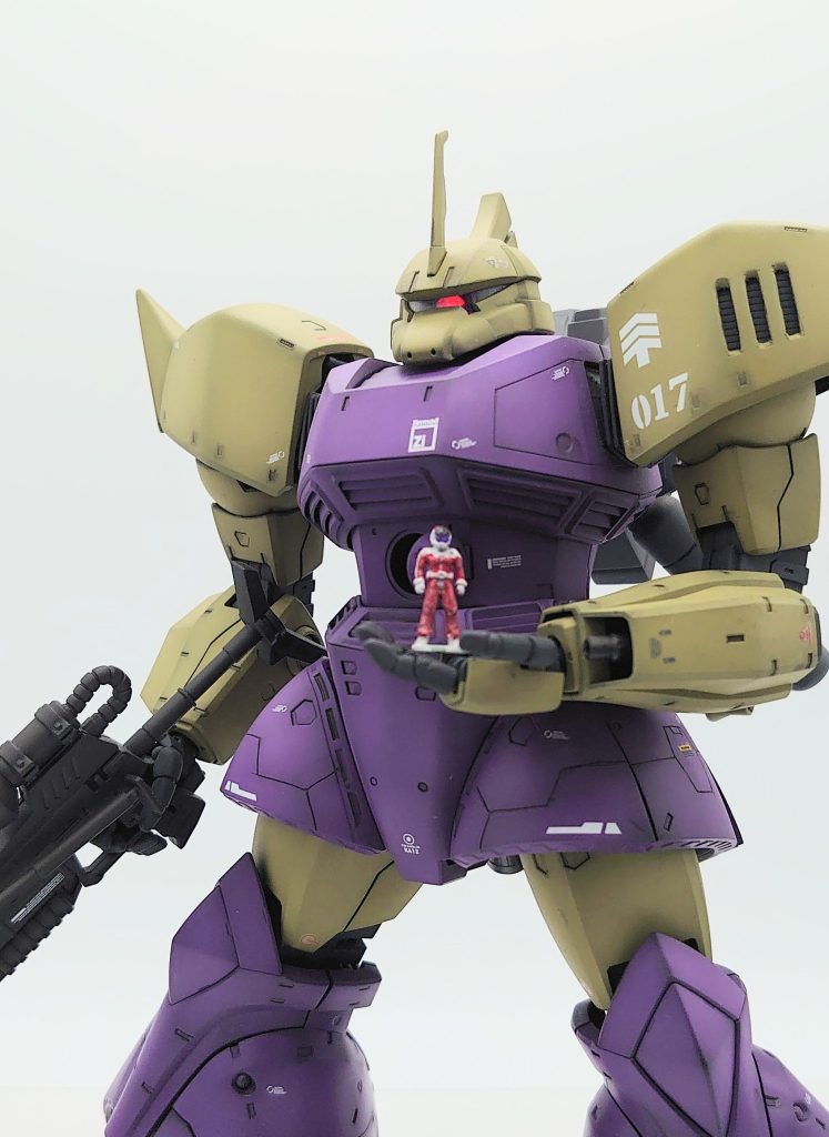 肩アーマーのスリットやスカートにスジ彫りを追加して情報量をアップしています。前腕部にもジェネレーターと換装可能な110mm速射砲も装備しました。