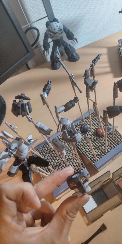 リアルタッチマーカーでウォッシングし、ウェザリングマスターのガンメタルとススでエッジを強調して境目をなじませました。あと、黄色部分はアカサビをほんのりかけています。