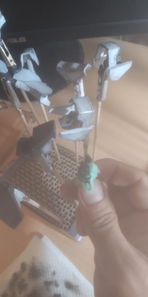 水性ホビーカラーのダークグレーでチッピング。エッジとその周りをランダムに。初めてだったので非常に神経使いました💦