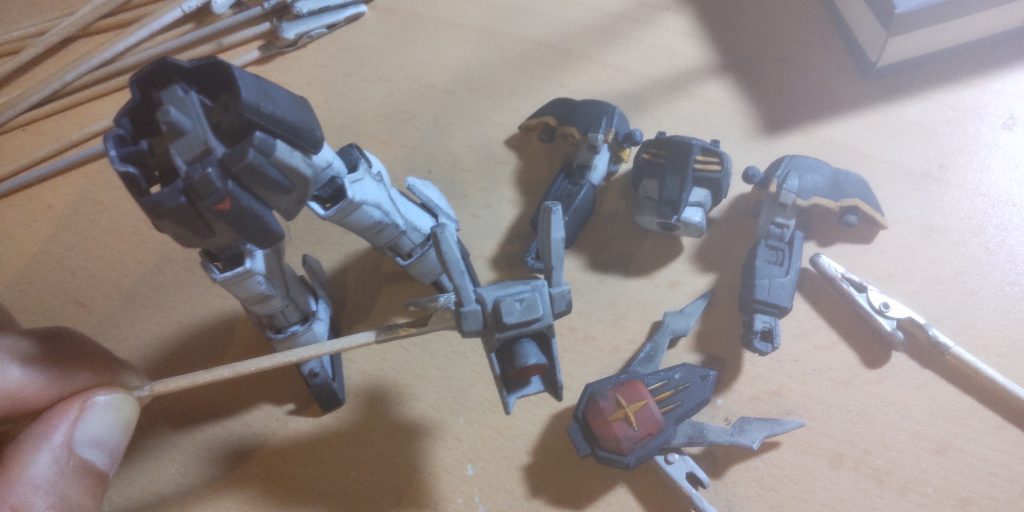 最後にエナメル塗料のクロームシルバーでドライブラシ。つけ過ぎないよう自然なように。初めてやりましたが、これは楽しいですね!