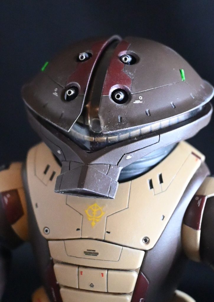 明るいとこで モノアイは百均のカツラをカットして3mmの光ファイバーを埋め込んでます。頭部にはセンサーぽく0.5mmのプラ棒を蛍光グリーンで塗って埋込みました。塗装はマホガニーが余っていたので基本マホガニーで・・。最後に水垢っぽくグランプリホワイトで全体に軽くドライブラシしてます。胸に排水溝ぽくモールドを埋込みましたが、、、なんか乳首ぽくなってしまった・・・。