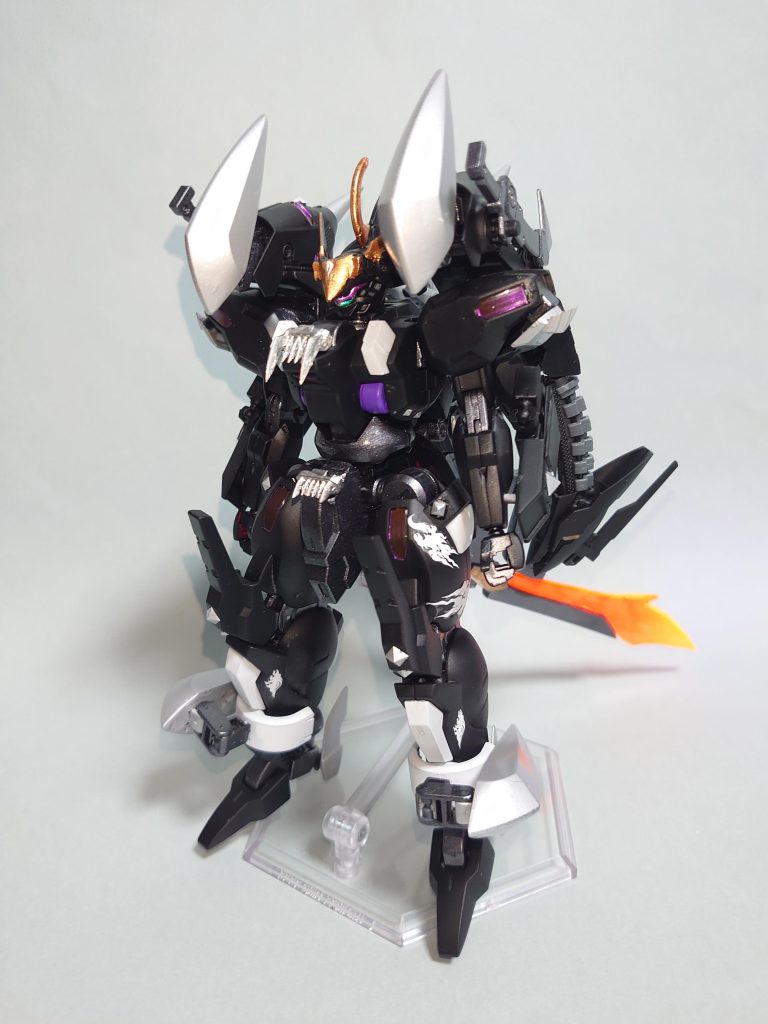 ベース機のダリルバルデから装備レイアウトを一新、四肢に牙状のブースターを追加しています。「ヴィント」の名を持つ通り、全身にブースターを装備した機動力重視の機体となっています。