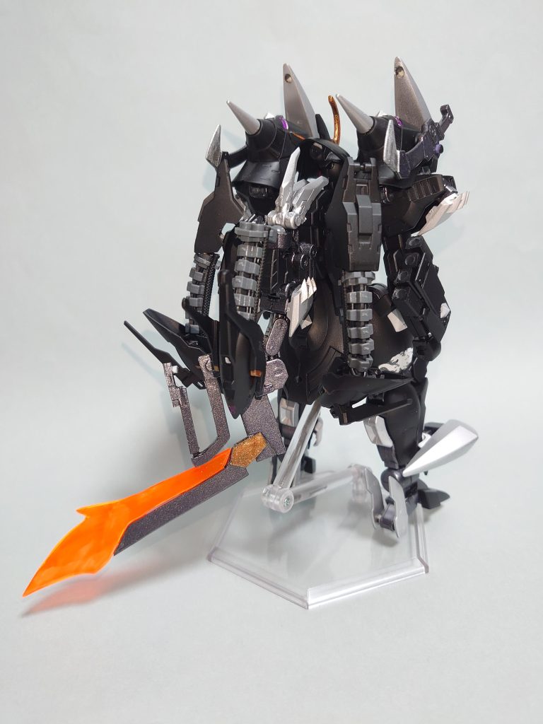 背面は大きく変更。尻尾が生えたり、ケルベロスウィザードがついたりしています。とあるギミックの為にイーシュヴァラも接続基部を変更しています。