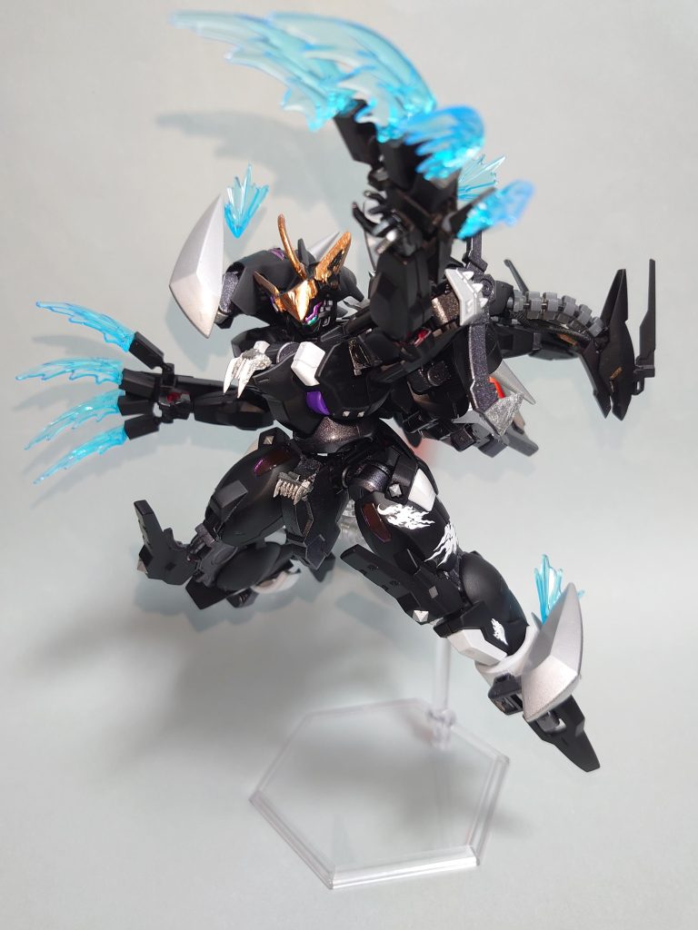 今回はジェターク寮ではなく、普通に叢雲です。前回のシュヴェルバルデが想像以上の高評価をいただけていて、とても嬉しいです。さて、今回もダリルバルデをベースにしたガンプラになります。サムネでどう見てもダリルバルデじゃない機体が移っていましたがご安心ください！ちゃんとダリルバルデです。そして同一機体です。決してサムネ詐欺ではございません！