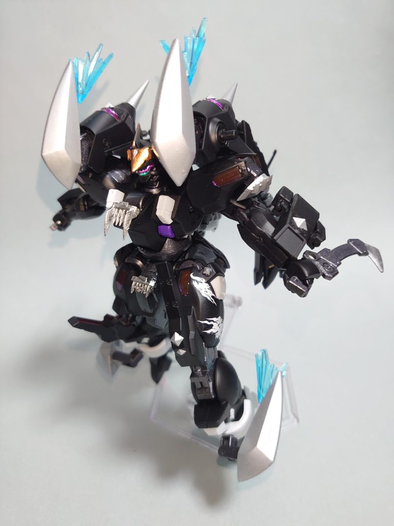 四肢に追加した牙状のブースター「ファングブースター」は展開して噴射エフェクトをつけることで高機動形態になります。