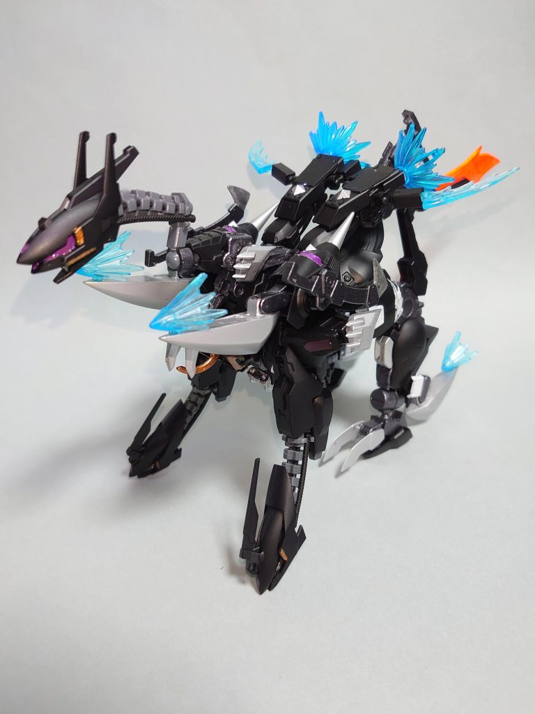 もちろん、この形態でも各種ブースターの展開は可能です。MS形態時にメインアームでビームクローの機能を担っていた「クローブースター」はこの形態であフレキシブルブースターになります。これによってすべてブースターが後方に噴射可能になり、直線での機動力が最も高くなります。