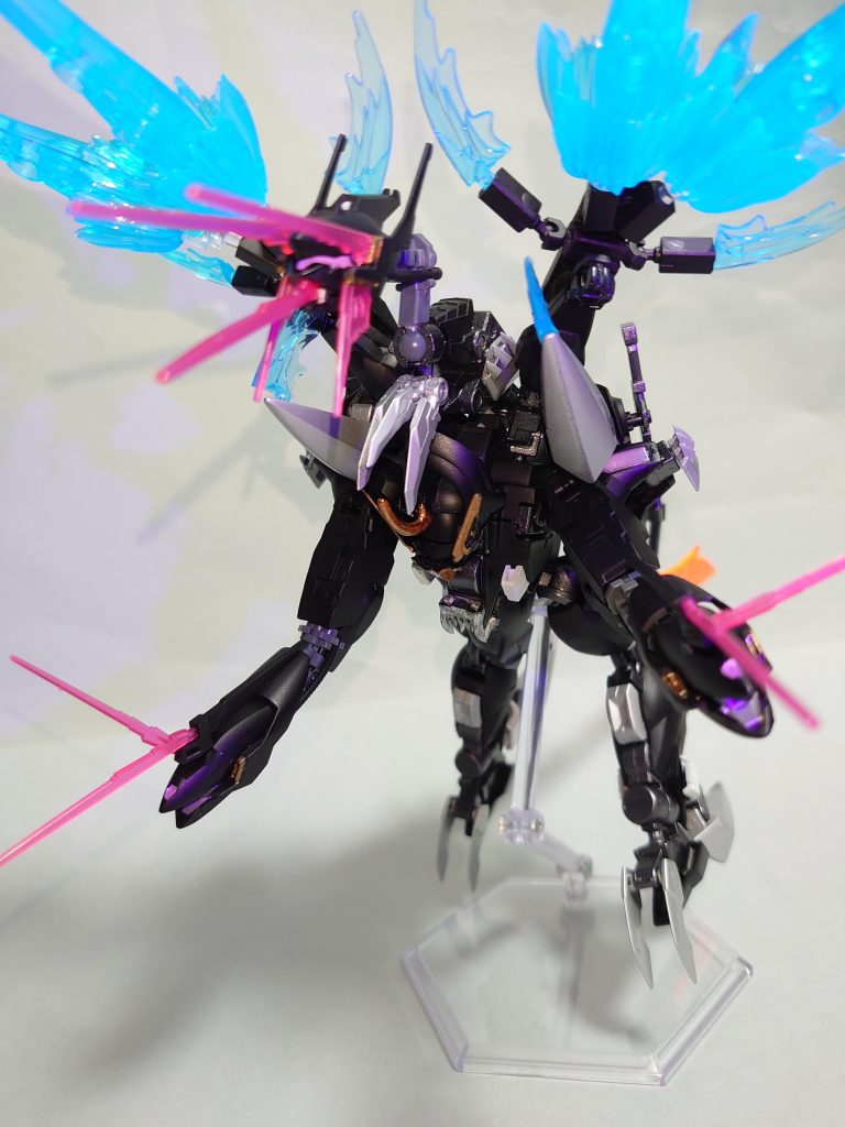 この機体の追加ブースターは全てビームファングとしての機能も備えている為、馬形態時にケルベロスウィザードと合わせた全てのビームファングを前方に向けることで必殺の「ハイパービームファング」が使用可能になります。すれ違いざまにライバルを引き裂くことは勿論、前方を走るライバルにこの牙で飛び掛かって走行不能にするのが本機の基本戦術です。地走組は決してこの機体の目の前には出ないことです（）？？？？？「噛んでやるのだっ！」以下、おまけです※たぶん水星の魔女第２２話くらい（嘘）ムラクモ「ごめん・・やっぱり、僕にもこの呪いは無理だ」グエル「そうか・・やはりお前でもだめか」フェルシー「二人でも乗りこなせないMSなんて、いったいどんな機体なんすか」グエル「駄目だ、俺たちではこの呪いには耐えられない・・」フェルシー「呪い！？」グエル「ああ・・乗ると、語尾が「なのだ」になる呪いだ」・・フェルシー「呪いのMSだってグエル先輩は言っていたけど・・。でも、今は少しでも力が必要なんだ。私は　ここぞってときに勇気を出して進める子　・・そうっすよね？ムラクモ先輩」・・