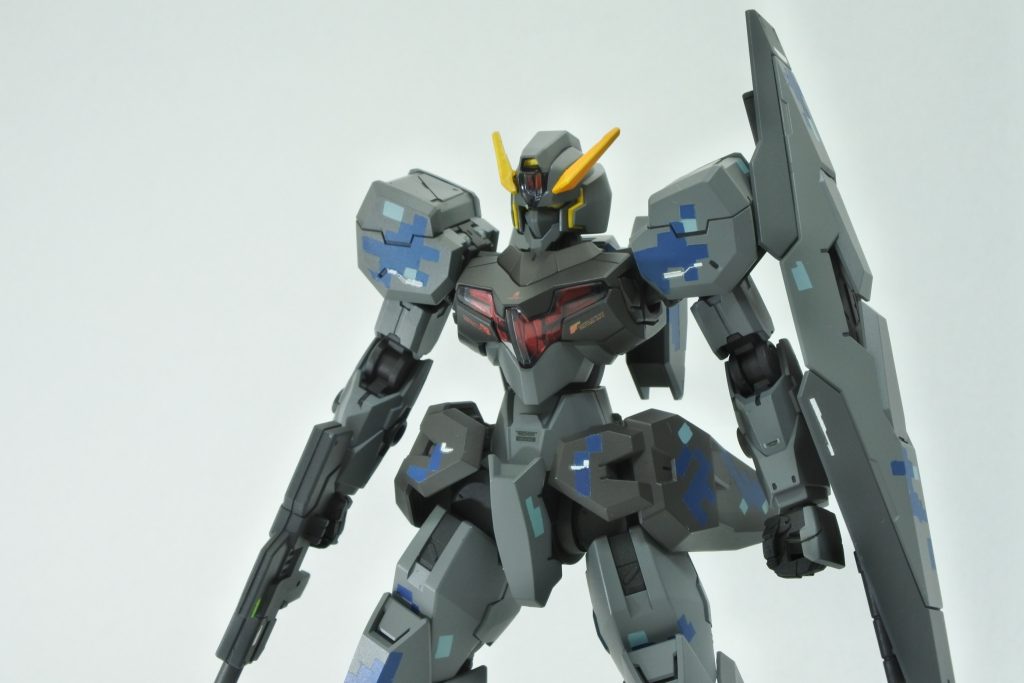 ガンヴォルヴァを部分改修とドットパターン迷彩で作成しました。地上のどこか、海の近いところで運用された機体という設定です。 【カラーレシピ】すべてMr.カラーとなります。本体グレー:ジャーマングレー70%、MSホワイト20%、ウッドブラウン10%迷彩部ブルー(暗):フタロシアニンブルー90%+フラットブラック10%迷彩部ブルー(明):RLM78ライトブルー胸部、腰部装甲:ティターンズブルーⅡ60%+ブラウン40%関節、フレーム部:フラットブラック50%+ジャーマングレー30%+国鉄色20%