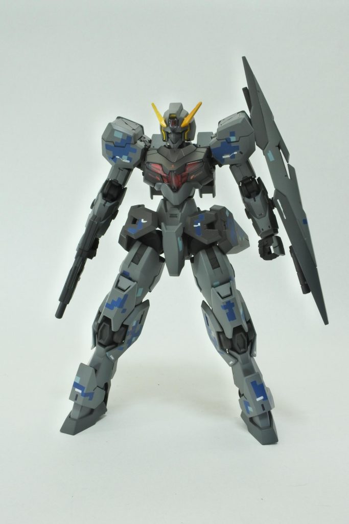 アンテナ、頬はイエローオレンジで塗装。スミ入れ後、セミグロスクリアでトップコートを行いました。各部のデカールはGMコーション、RGデスティニー用、30MM汎用を使用しています。