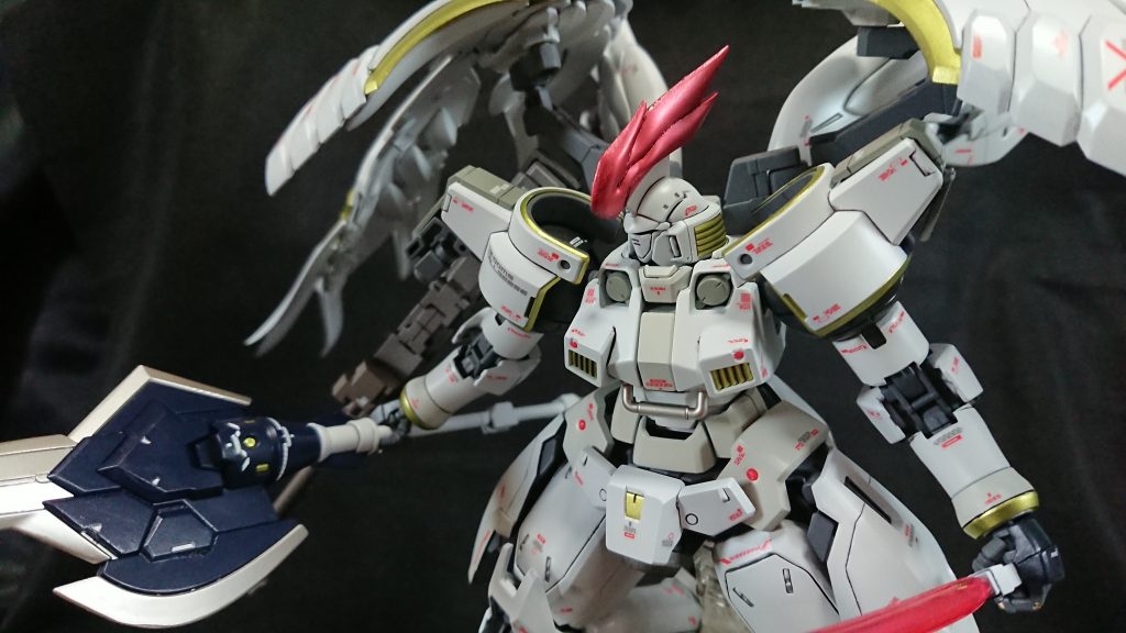 ハルバードの真ん中の部品はホワイトなのにブラックブルーで間違って塗装を。