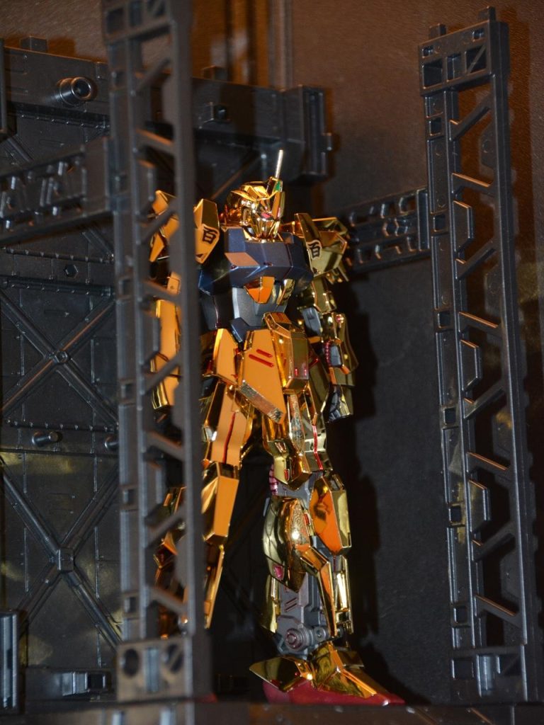 ダイソーでベースが売ってたので試しに購入してみましたが良い感じですね。時間切れでバインダーは作れませんでした。赤はガンダムマーカーで一発勝負で入れました。はみ出て消しペンすると黄色が落ちてシルバーメッキになるなて( ;∀;)