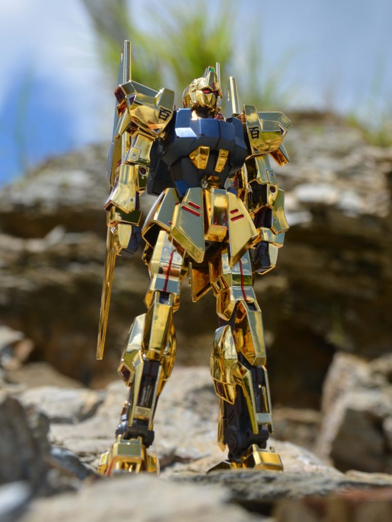 野外で撮影、テキサスコロニー風 太陽光で輝いてます。100均でデザインナイフ買ってバインダーも装着。