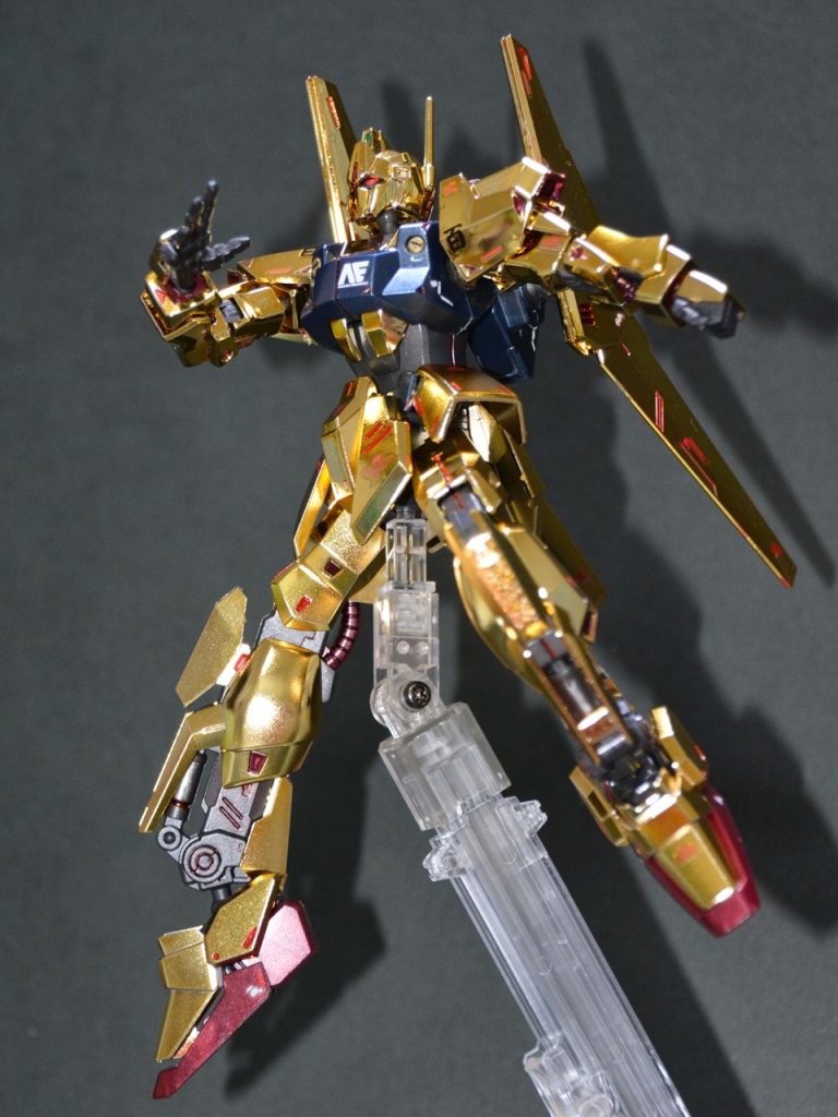 肩付け根にモールド追加、バインダーはエナメル赤で墨入れしました。ガンダムマーカー落としをすると黄色い色が落ちるので、失敗したところは一度メッキ下地が出るまで面で落としてクリアーイエローで修正しました。エナメルは大丈夫だったので墨入れやポイント塗装はエナメルがよさそうです。トップコートは難しかったです。もっと厚塗りしないとだめなのかなー。メッキキットは初挑戦でしたがアンダーゲートになっていたりして組みやすい商品でした。武器もいつかは作ろう。