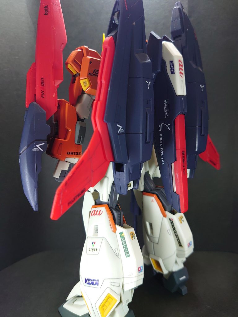 自作のスポンサーロゴデカールとガンダムデカールを組み合わせています。