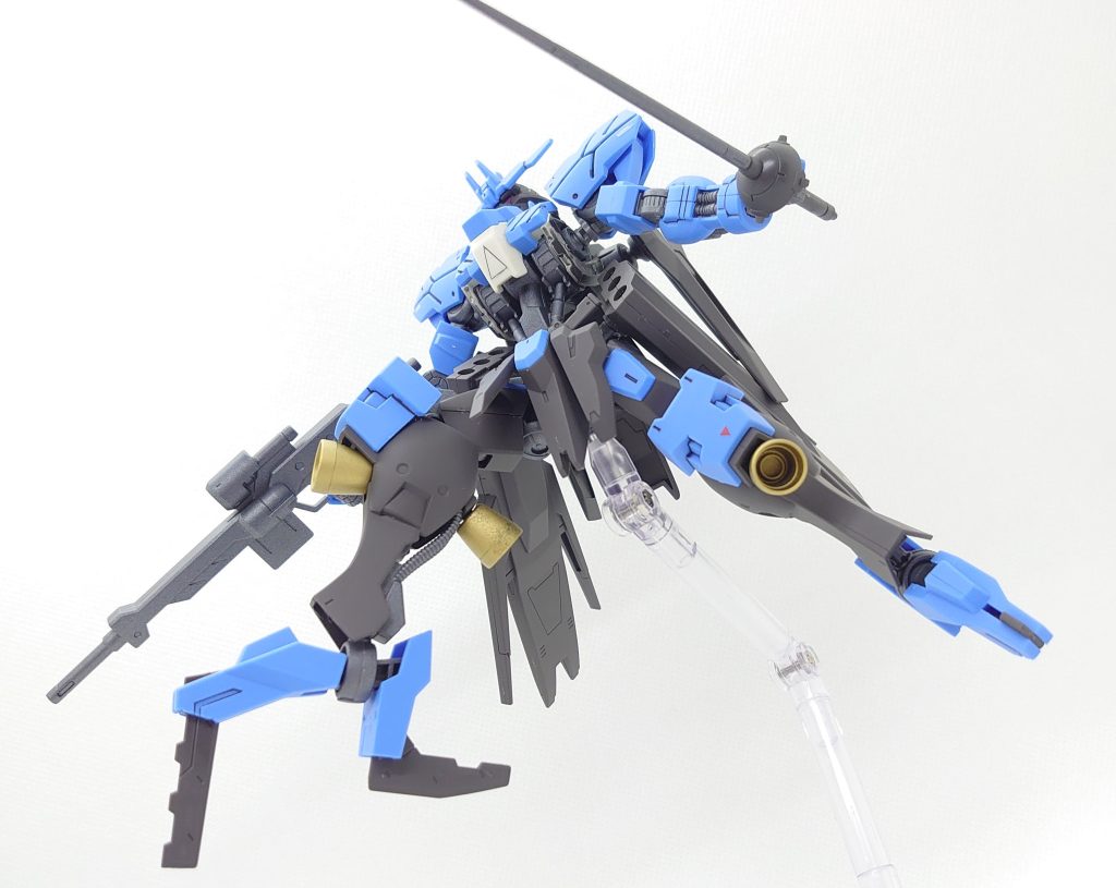 スマートな見た目からは想像ができない足の異形な変形。でも、そこが良いですよね。