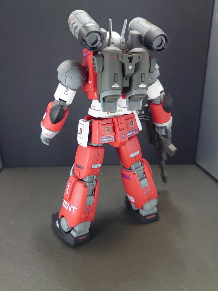 自作のスポンサーロゴデカールとガンダムデカールを組み合わせています。