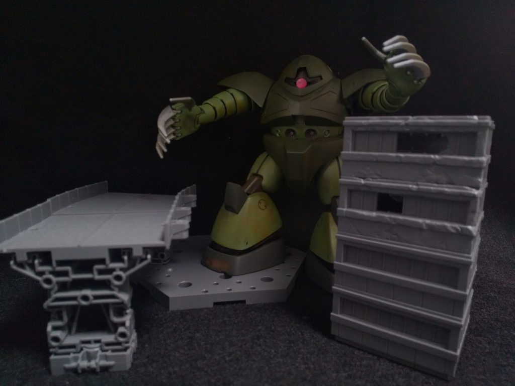 大きいのでビルに隠れることができません。