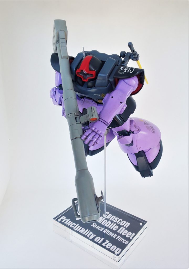 これがしたかったんですよ。リック・ドムは宇宙機なので、頭頂部方向に飛んで（？）迫ってくるだろうなぁという画ですね。ただ、キットのままだとバズをこの状態に構えられないのです。そこが少ない改修ポイントです♪