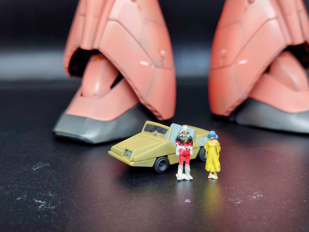 ゲルググの足元に配置したら、モビルスーツの巨大さが際立ちますね！