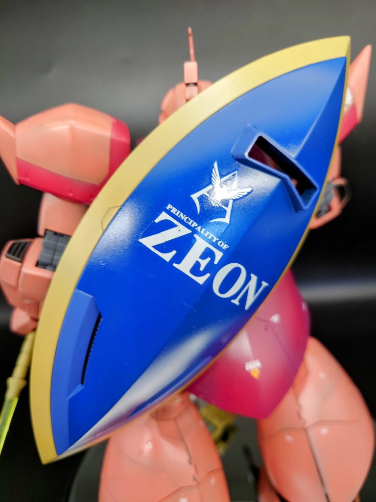 シールドもスジボリ追加してブルー2色で塗り分け追加。