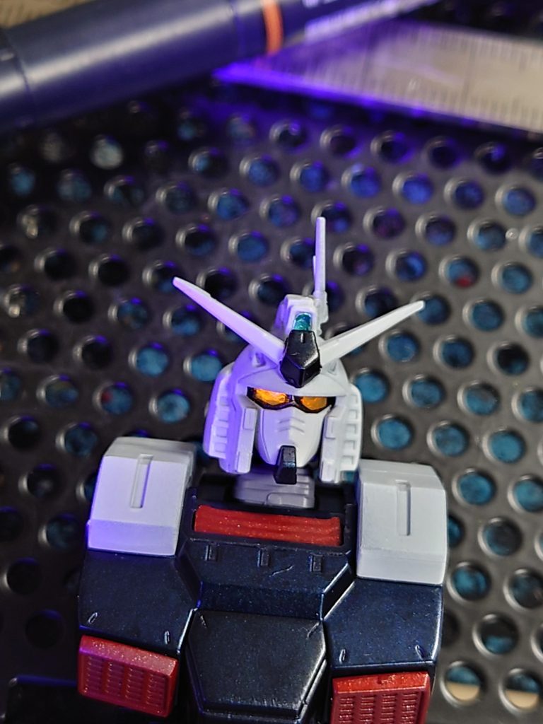 ツインアイは、裏技でブラックライトで光るビコーン仕様にしました！