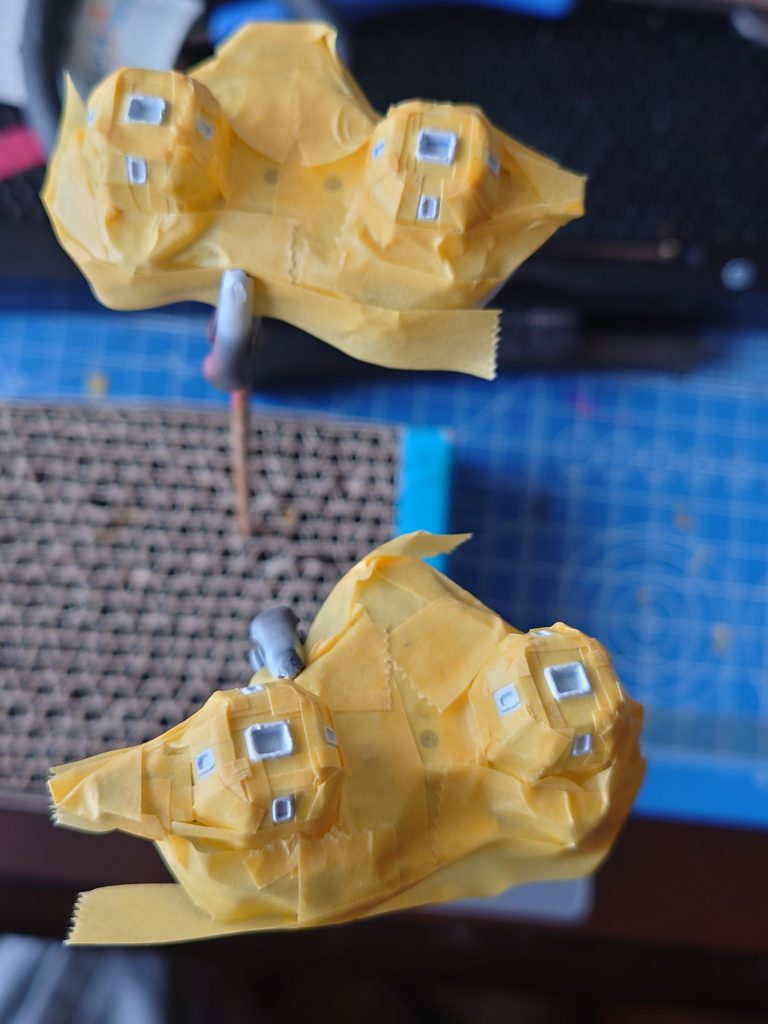 このキットシールで塗り分けする箇所多くて、全塗装派のオイラにとっては中々の難関でしたね