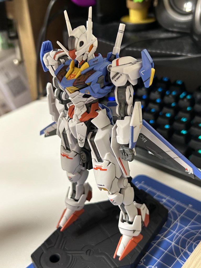 とりあえずシャーペンで墨入れして、デカールはりました水星の魔女の1のデカールがマジで売ってなくて2のやつをなんとなく貼りました…リベンジしたい水転写は初めての経験でめちゃくちゃ楽しかった。デカール貼り好きかもです。デカールはってつや消し吹いておわりました。