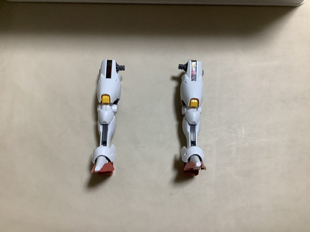 足です。足上部のシェルユニットは半透明の黒いパーツの内側にシールを貼る方法で再現されています。二重関節になっていて、めっちゃ動きますが、膝と黄色のパーツの間のパーツは両側から挟み込んで関節を隠しているので合わせ目が発生します。結構目立つので気になる人は消した方がいいですね。こちらも色分けが凄くて、もう神レベルです。