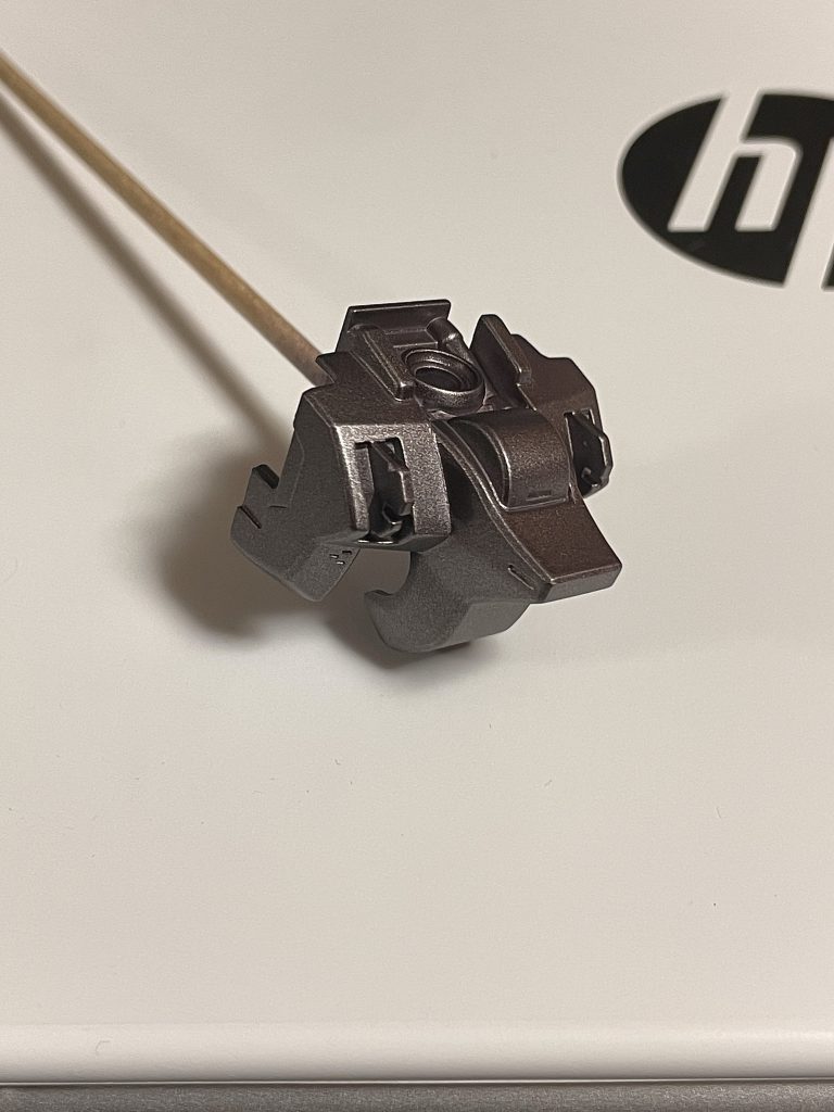 赤、ピンクゴールドとなじむかと思い、こちらの焼鉄色もピンクサフを下地に。写真ではわかりづらいですが、角度によって薄らとピンク味があります。