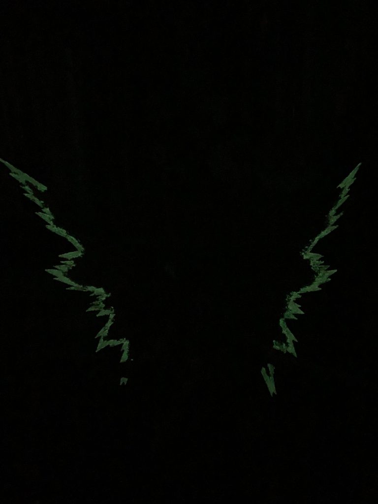 光の翼のアウトラインには蓄光パウダーを仕込んでいるので光を当てて暗い場所に置くとぼんやり光ります