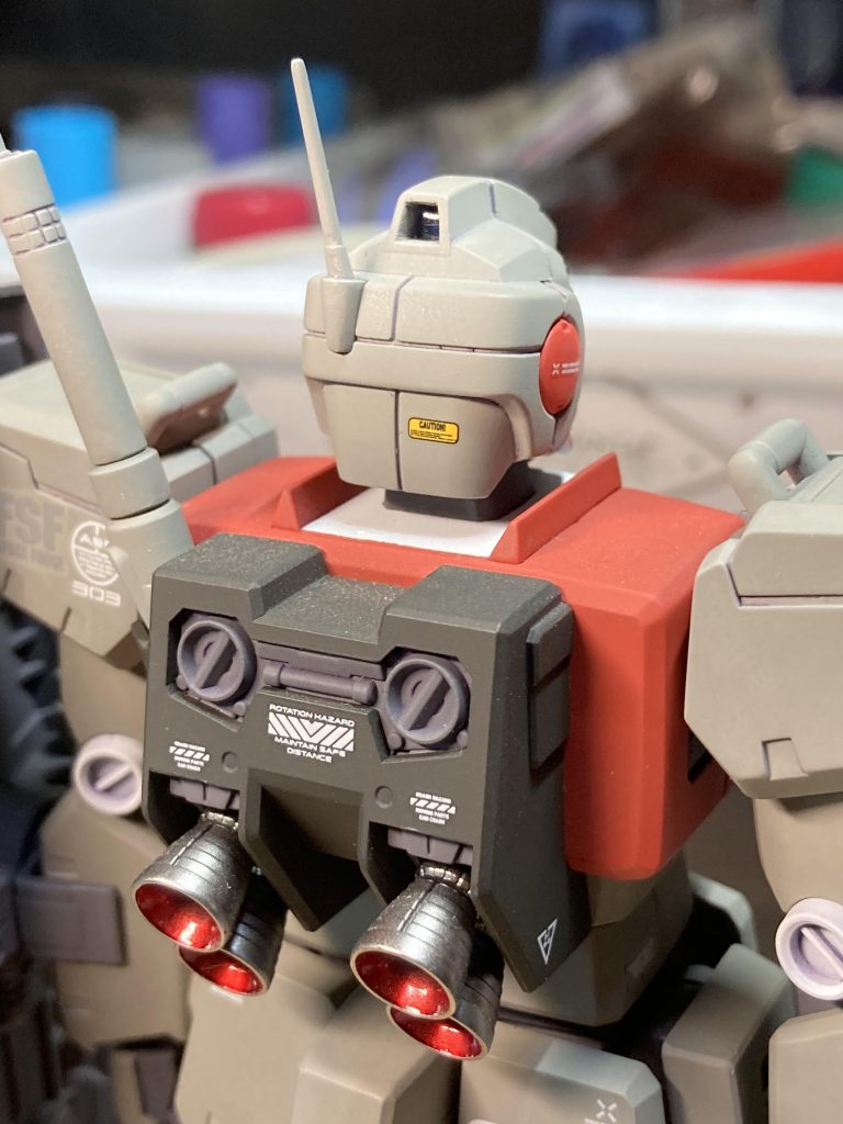 リヤカメラはくり抜いて、裏から透明プラ板を入れています。