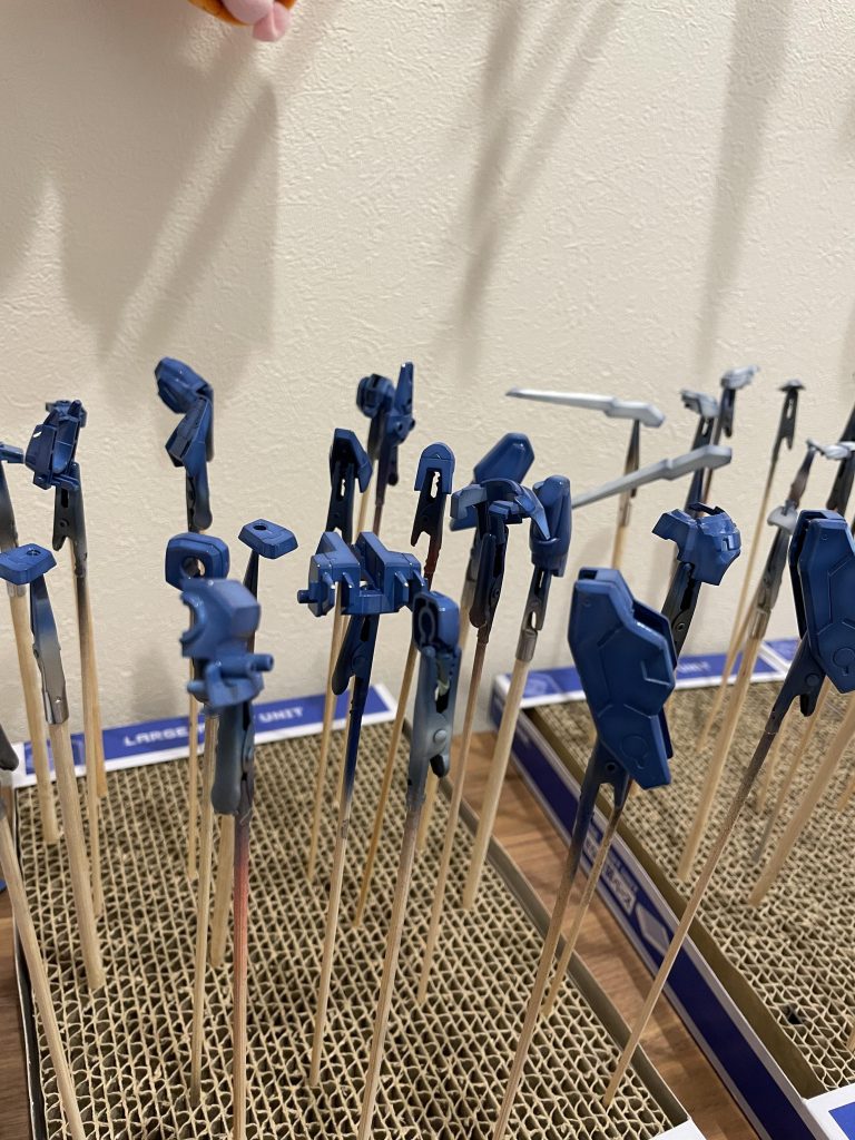 青色の塗装レシピ1層目:ディープマーズブルー＋色の源シアン2層目:クールホワイトでグラデーション3層目:1層目の色にクリアを混ぜた色で塗装