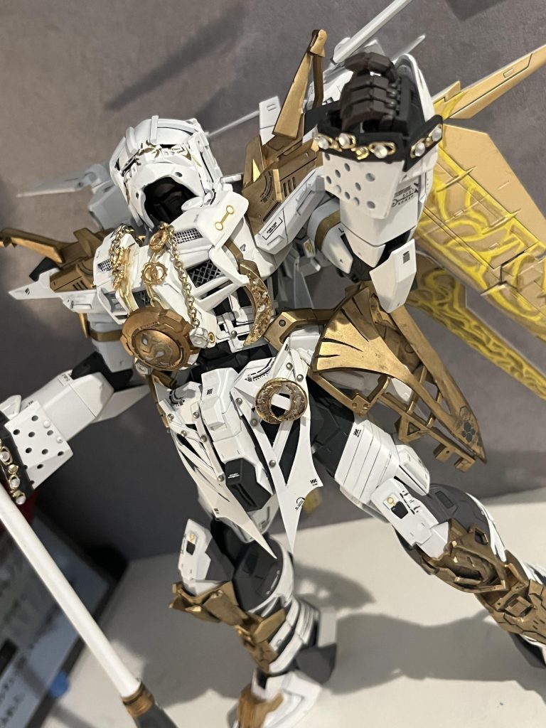 フードやマントその他部位にMGガンダムNT-1Ver2のチョバムアーマーの内部フレームとか使ってます。