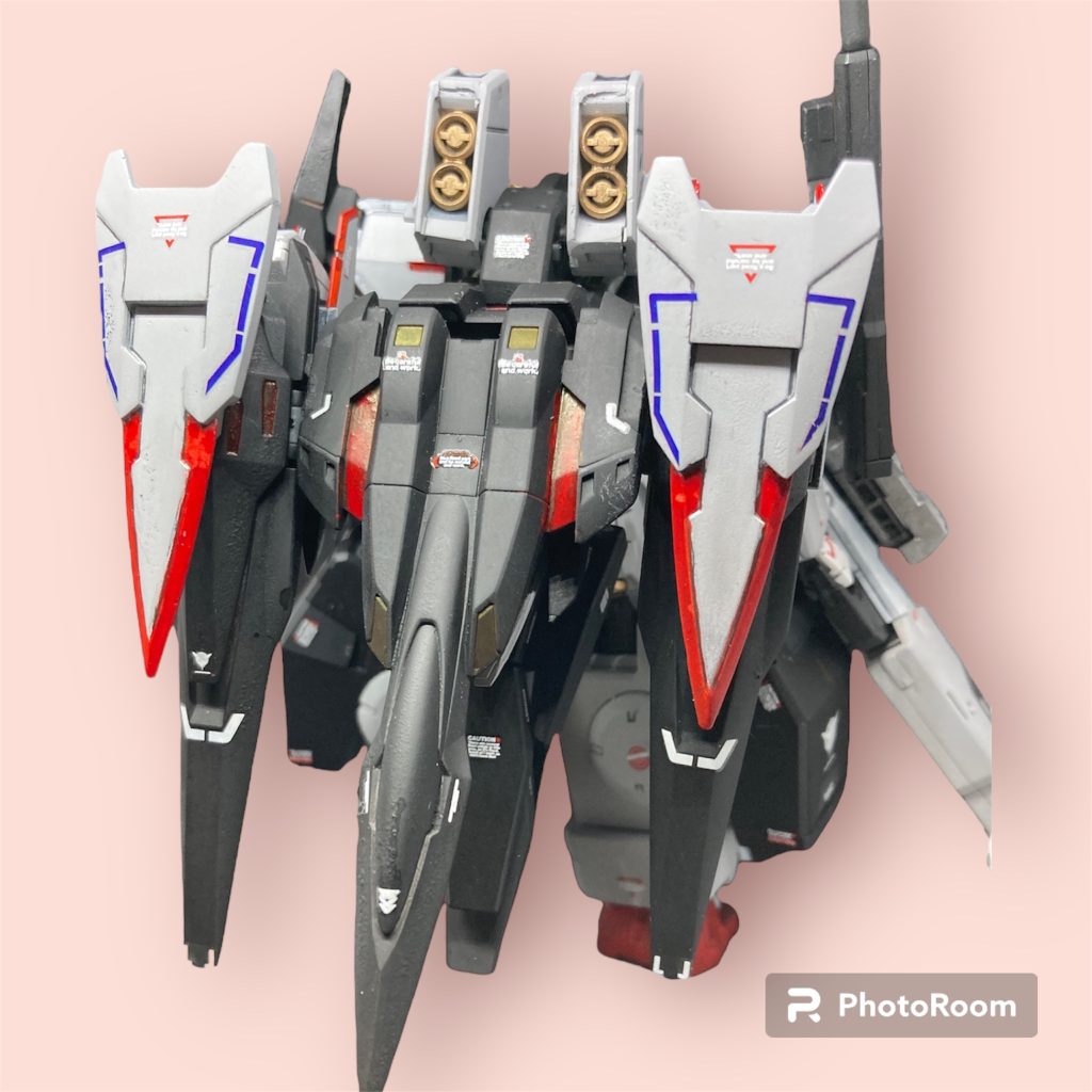 ツインドライブを安定させるために背面にオーライザーを接続。分離せず固定装備とし、機動力の向上にも貢献。