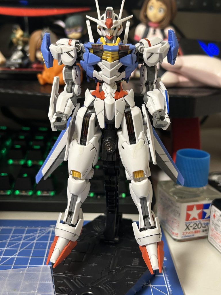 筋彫りもうまくいかず…肩と太ももパーツ割れちゃって…魔女のホワイトも品切れでなんとなくホワイトしました…目消しもよくわからんままぐちゃぐちゃになりました。