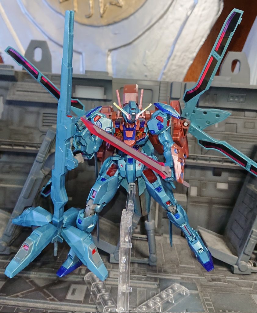 ガーディアン可動させるとなんか月から受信しそうな感じに写真ではわかりにくいですがヴァリアブルロッドの保持アームが右手の小型シールドに接続しています左腕についてるのと同じ形状の３㎜穴あいてるやつ