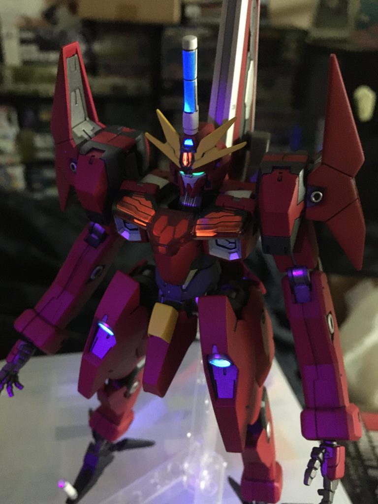 あと色々とブラックライトで光る様にはしてありますが…そう言えば今見るとデカールは貼らなかったんですねぇ、コレ。まぁ、次ので貼りに貼りまくったのでヨシとします。(ちゃんと撮影しようとしてた前日に地震で床ダイブして放置…ゲフンゲフンッ、療養してましたが何とかお蔵入りせずに済みました。)